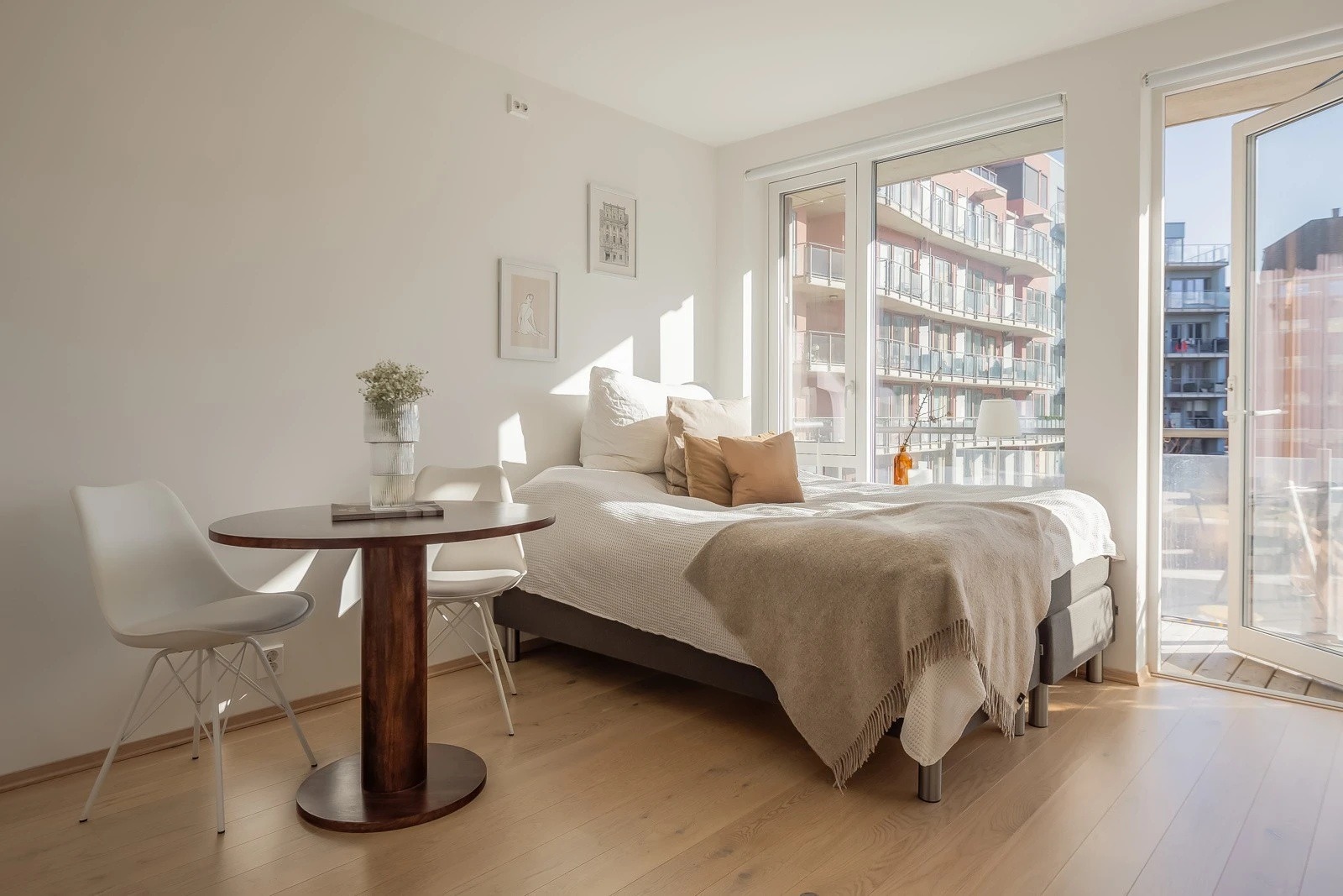 Stue - Her kommer det en sovesofa med sjeselong, stuebord og et annet spisebord og to spisestoler